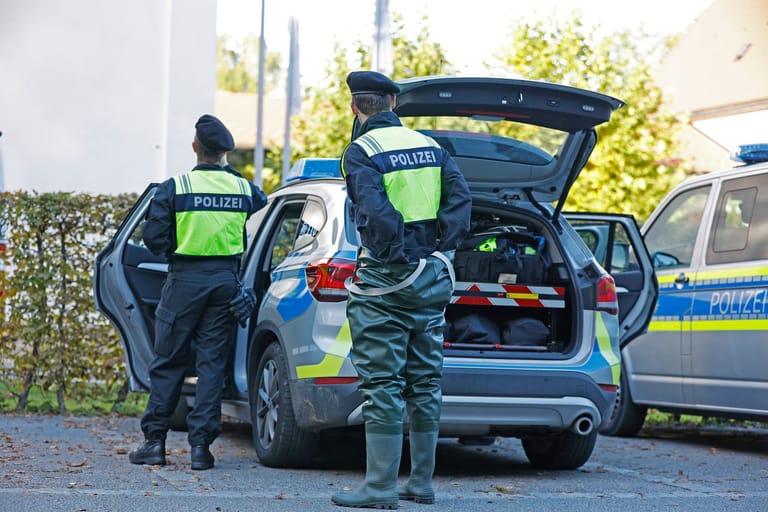 Polizisten bereiten sich auf eine Spurensuche in Bayern vor: Eine Frau aus Rosenheim ist Opfer eines Gewaltverbrechens geworden.