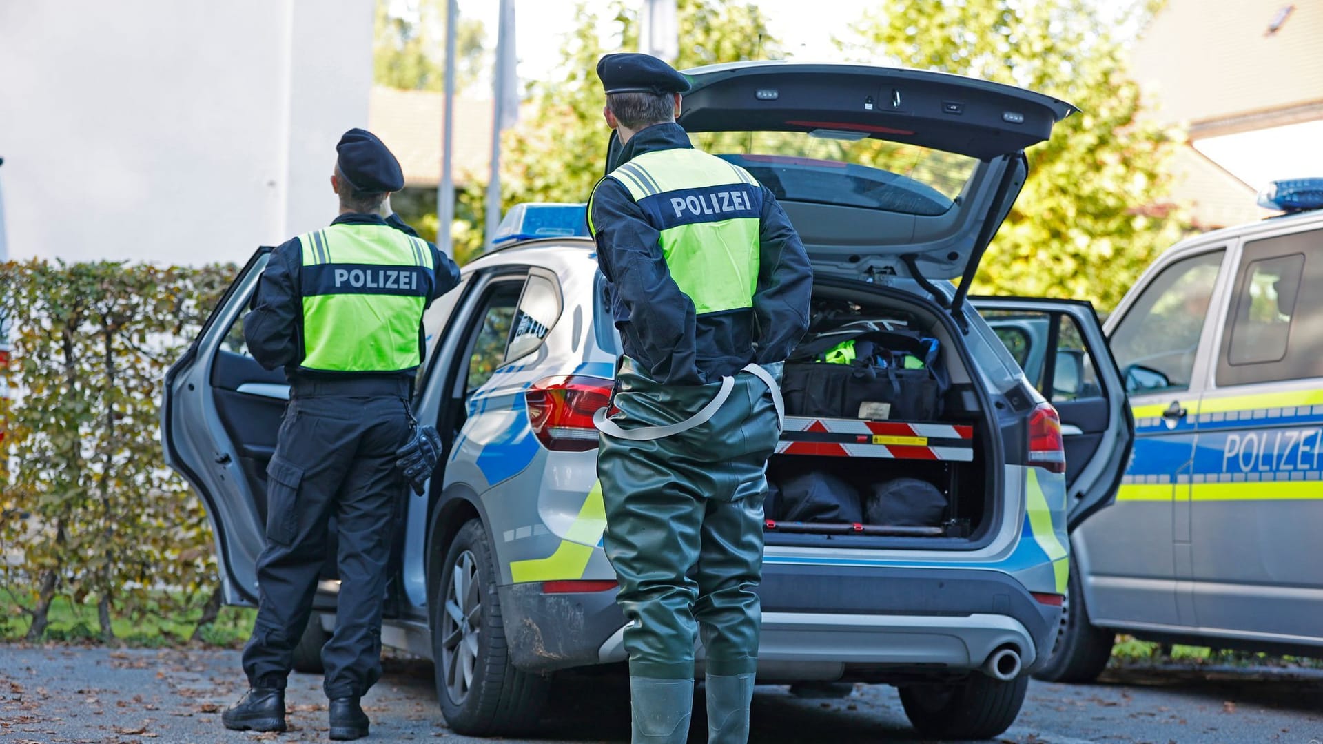 Polizisten bereiten sich auf eine Spurensuche in Bayern vor: Eine Frau aus Rosenheim ist Opfer eines Gewaltverbrechens geworden.