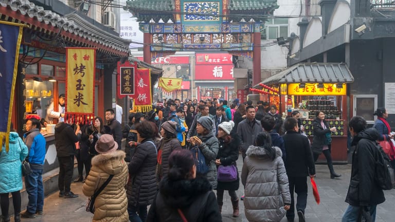 Peking: In der Wangfujing-Straße tummeln sich tägliche Tausende Menschen, um chinesische Snacks zu genießen.