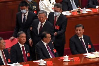 Hu Jintao: Der ehemalige chinesische Staatspräsident wird aus dem Saal geführt.
