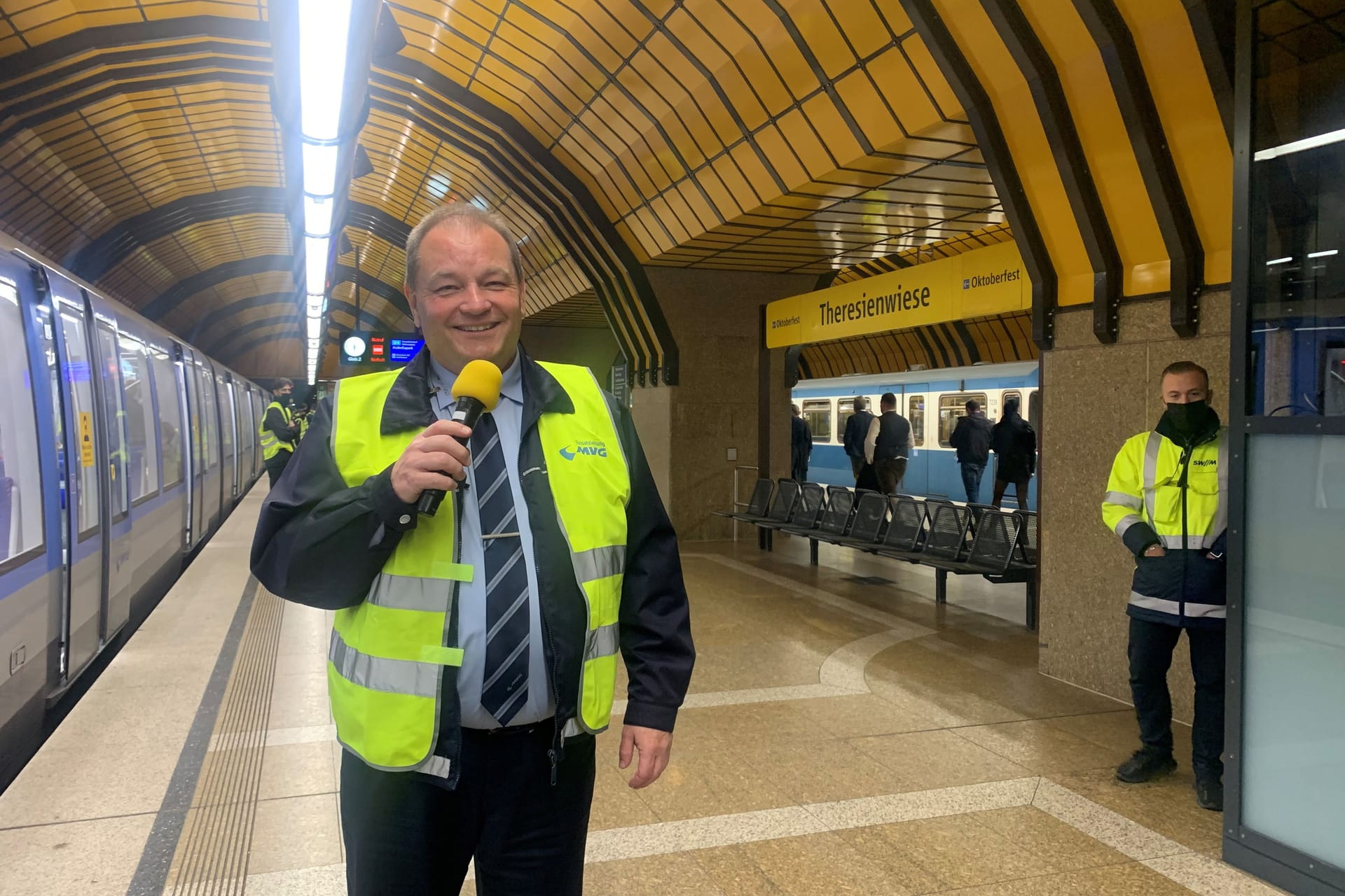 Norbert Grünleitner (55) steht auf dem U-Bahnsteig Theresienwiese: Seit 25 Jahren ist er während der Wiesn im Einsatz.