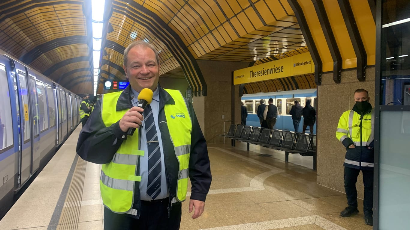 Norbert Grünleitner (55) steht auf dem U-Bahnsteig Theresienwiese: Seit 25 Jahren ist er während der Wiesn im Einsatz.