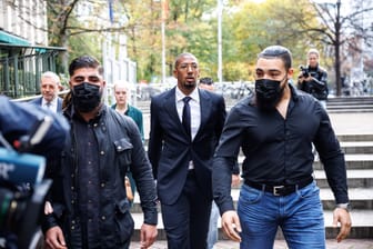 Fußballspieler Jérôme Boateng mit seinen Anwälten und Bodyguards: Eine Zeugin im Prozess hatte Ermittlungen gegen den Sicherheitsdienst angestoßen.