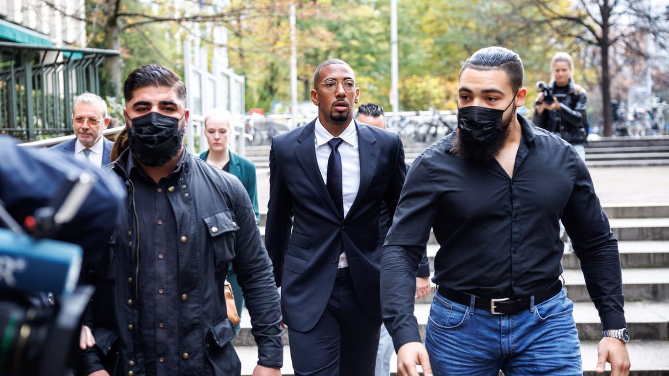 Fußballspieler Jérôme Boateng mit seinen Anwälten und Bodyguards: Eine Zeugin im Prozess hatte Ermittlungen gegen den Sicherheitsdienst angestoßen.