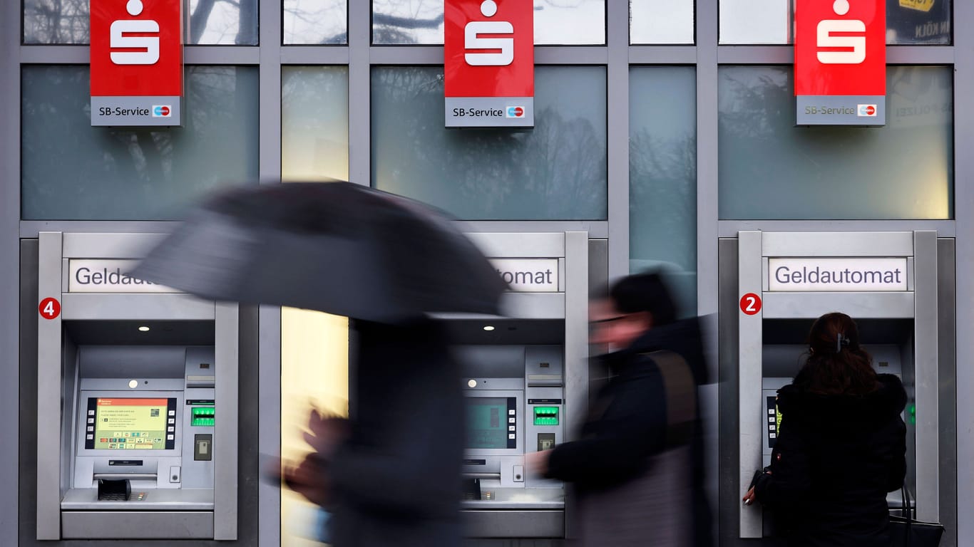 Geldautomaten einer Sparkasse: In kürzester Zeit erhöhten 264 von 1.167 untersuchten Finanzinstituten den Dispozins.
