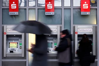 Geldautomaten einer Sparkasse: In kürzester Zeit erhöhten 264 von 1.167 untersuchten Finanzinstituten den Dispozins.