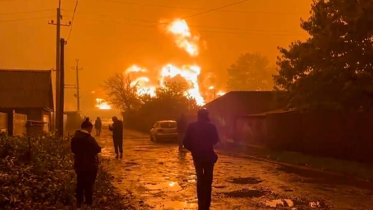 Nach Angaben der russischen Nachrichtenagentur Tass wurde in der Nacht im Donbass ein Treibstofflager beschossen.