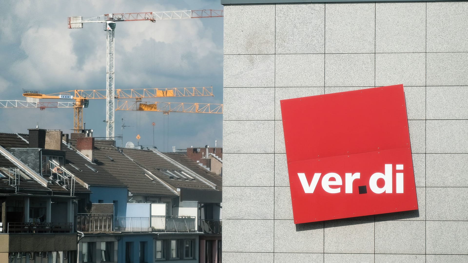 Verdi-Sitz in Düsseldorf: Die Gewerkschaft fordert gemeinsam mit dem Beamtenbund mehr Gehalt für öffentlich Beschäftigte. Verdi-Sitz in Düsseldorf: Die Gewerkschaft fordert gemeinsam mit dem Beamtenbund mehr Gehalt für öffentlich Beschäftigte.
