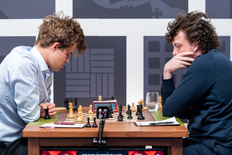 Der Norweger Magnus Carlsen (l) sitzt dem US-Amerikaner Hans Niemann in einer Schachpartie gegenüber.
