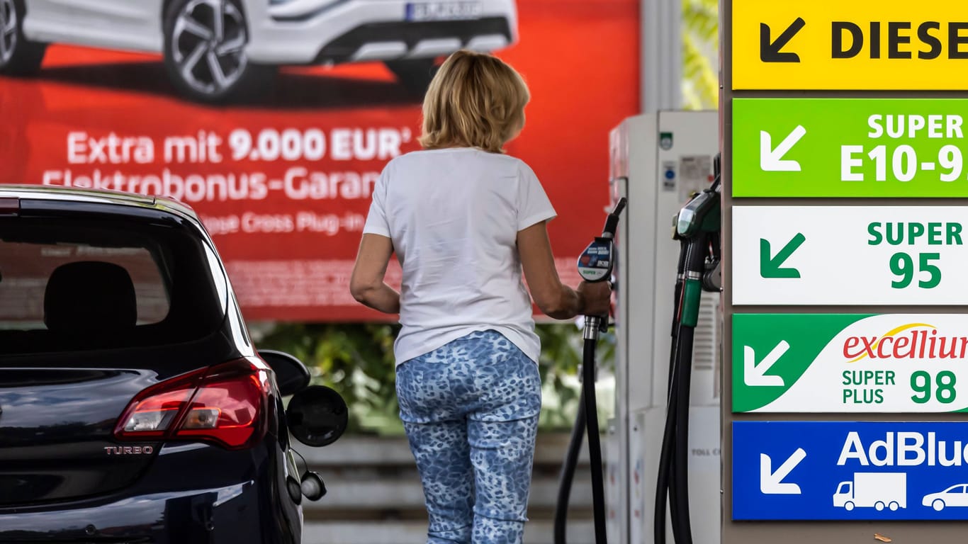 Eine Frau betankt ihr Auto: Der Dieselpreis ist wieder gestiegen.