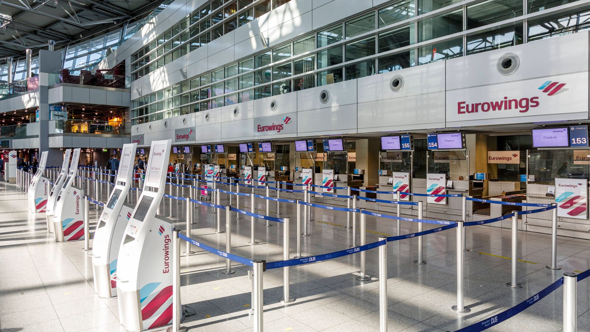 Der Eurowings-Schalter am Flughafen Düsseldorf (Archivbild): Der Airport ist von dem Streik betroffen. Der Eurowings-Schalter am Flughafen Düsseldorf (Archivbild): Der Airport ist von dem Streik betroffen.