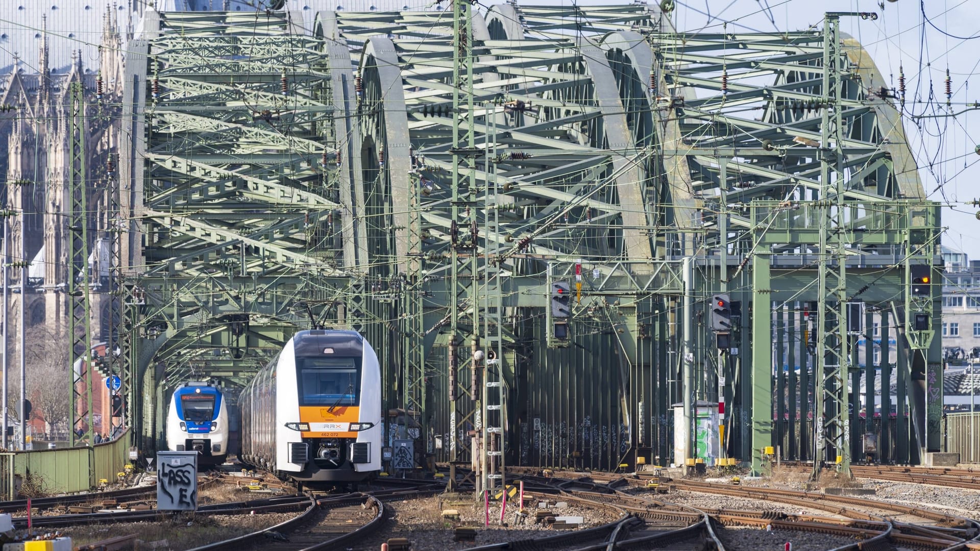 Zwei Züge von National Express an der Hohenzollernbrücke in Köln: Fahrgäste in Richtung Düsseldorf mussten nach langem Warten zu Fuß weiter. Zwei Züge von National Express an der Hohenzollernbrücke in Köln: Fahrgäste in Richtung Düsseldorf mussten nach langem Warten zu Fuß weiter.