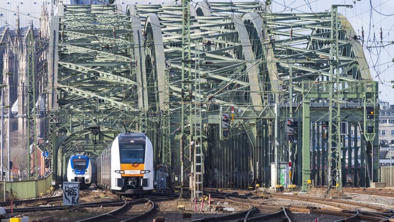 Zwei Züge von National Express an der Hohenzollernbrücke in Köln: Fahrgäste in Richtung Düsseldorf mussten nach langem Warten zu Fuß weiter.