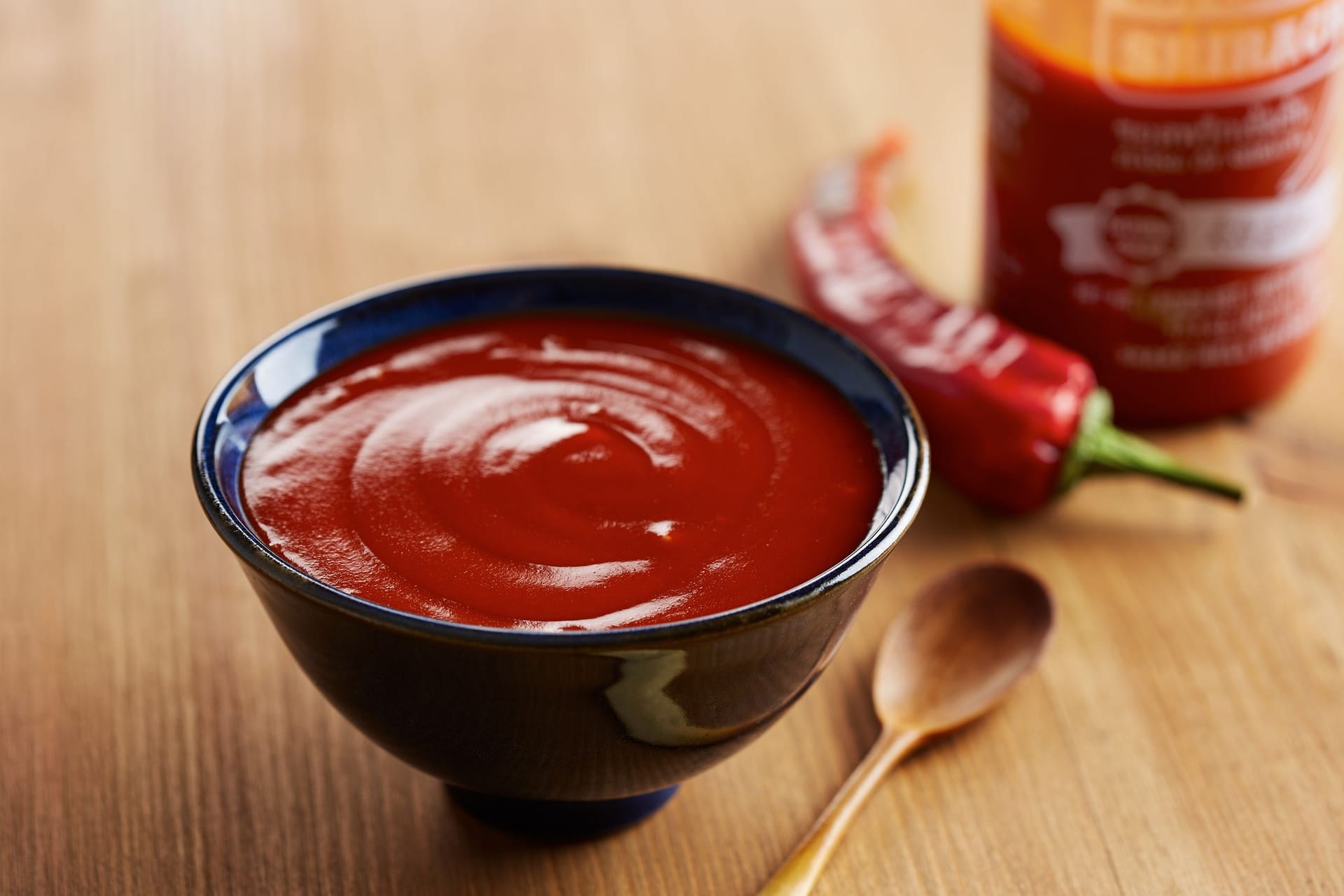 Sriracha-Sauce: Die scharfe Sauce passt besonders gut zu asiatischen Gerichten.