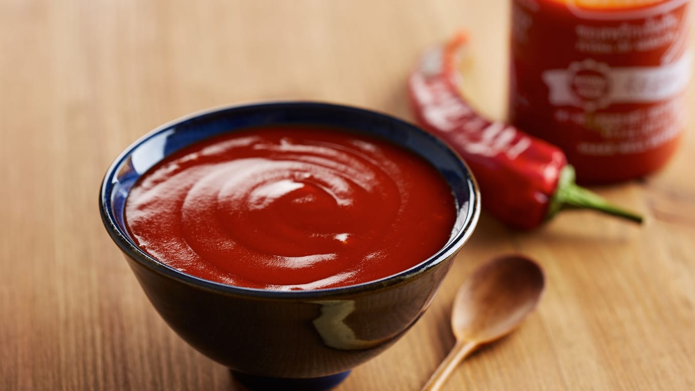 Sriracha-Sauce: Die scharfe Sauce passt besonders gut zu asiatischen Gerichten.