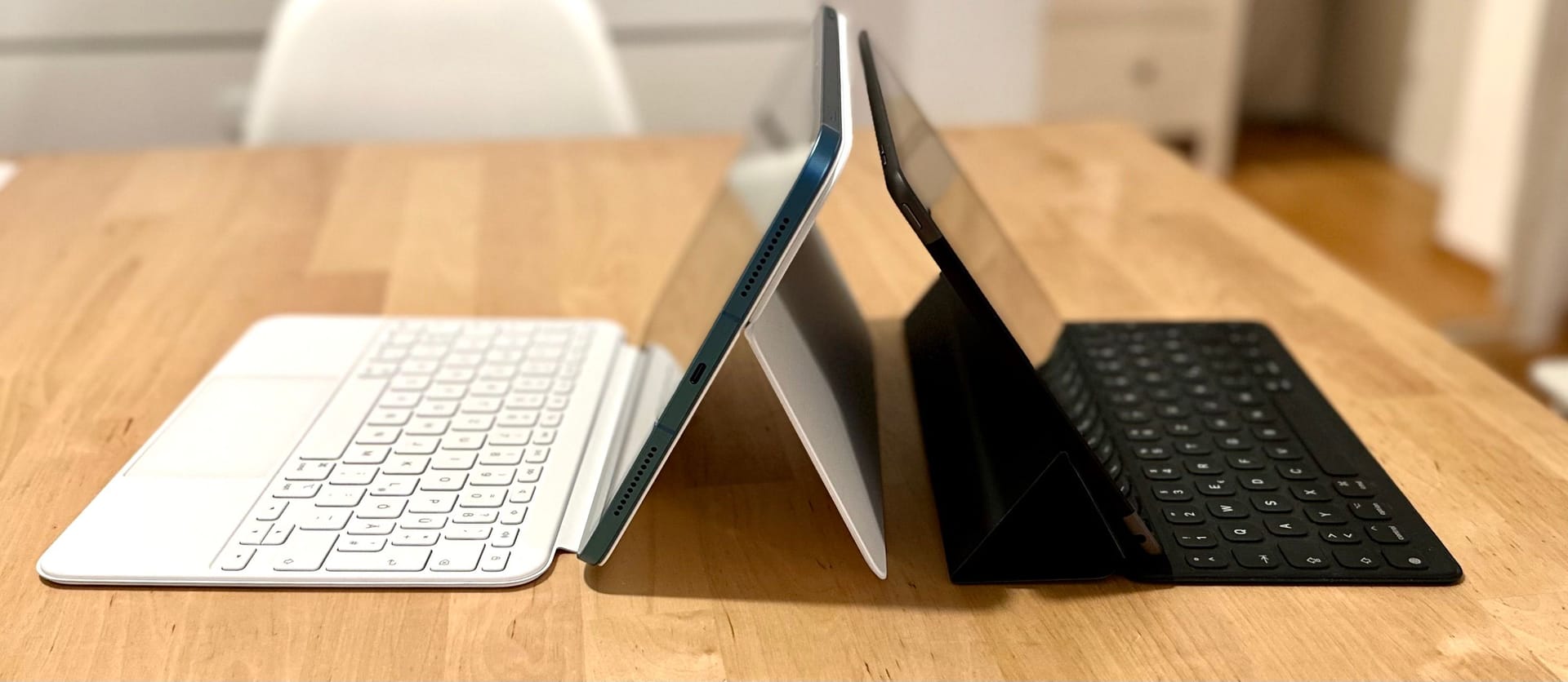 Apple iPad (10. Generation) mit Magic Keyboad Folio links und das iPad (9. Generation) mit dem Smart Keyboard zum Vergleich