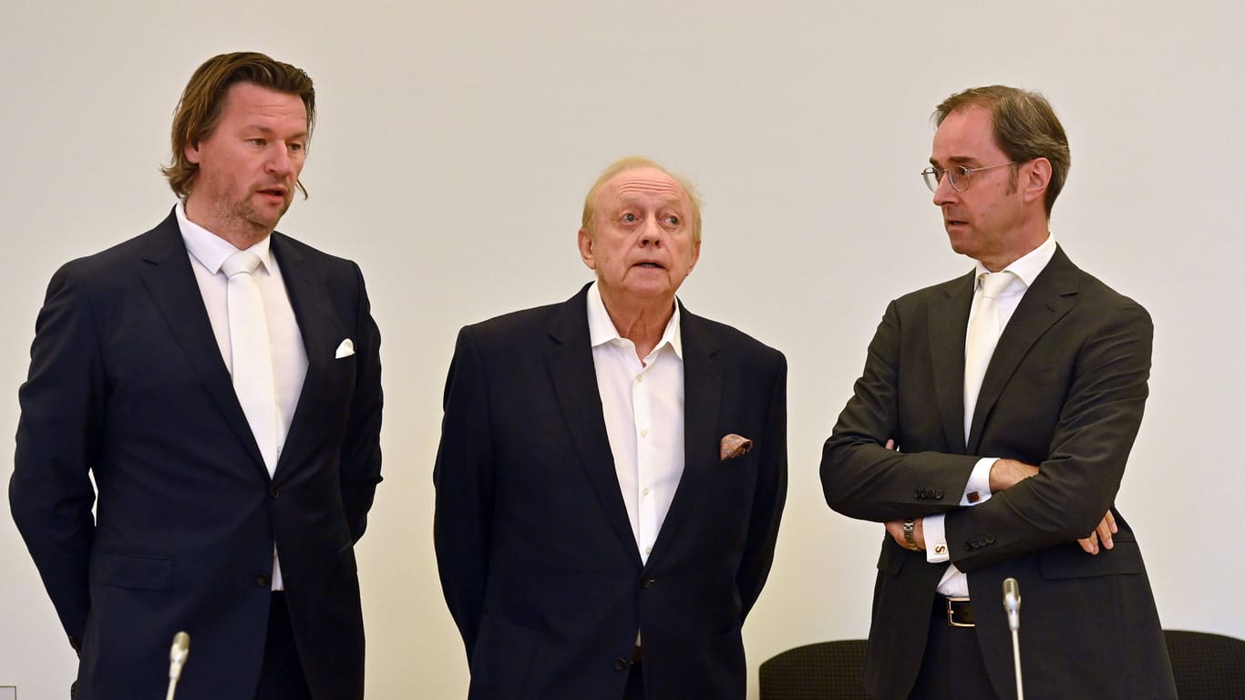 Alfons Schuhbeck mit seinen Verteidigern im Landgericht München vorm dritten Prozesstag (Archivbild): Der Fernsehkoch ist wegen Steuerhinterziehung angeklagt.