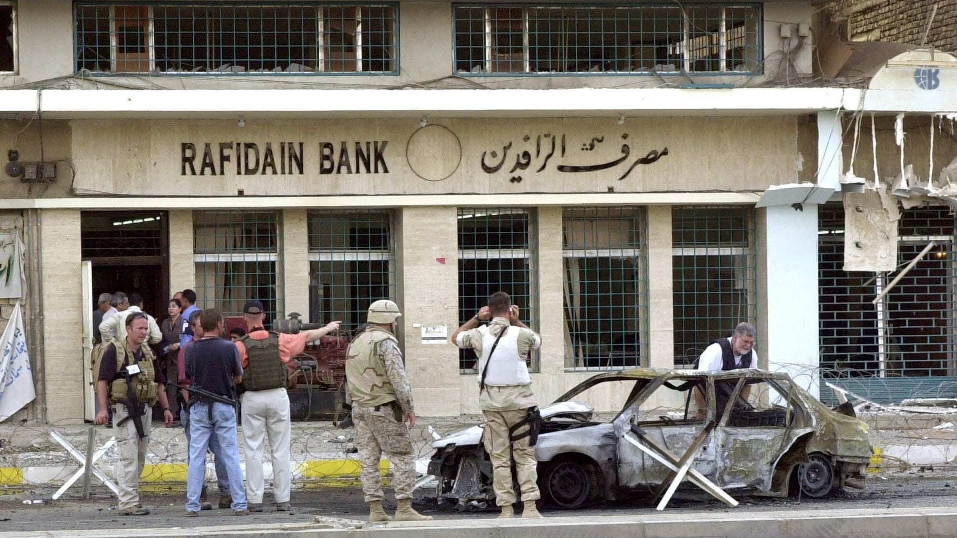 Von einem Konto der staatlichen Rafidain-Bank wurden 2,5 Milliarden Dollar abgehoben und an Unternehmen überwiesen. Von einem Konto der staatlichen Rafidain-Bank wurden 2,5 Milliarden Dollar abgehoben und an Unternehmen überwiesen.