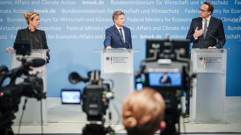 Pressekonferenz am Dienstag: NRW-Wirtschaftsministerin Mona Neubaur, Bundeswirtschaftsminister Robert Habeck und RWE-Vorstandsvorsitzender Markus Krebber verständigten sich auf einen beschleunigten Kohleausstieg bis 2030.