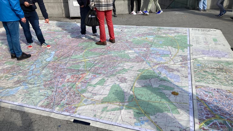 Innovative Idee: Die SPD-Hannover rollte eine große Stadtkarte vor ihrem Wahlkampfstand aus.