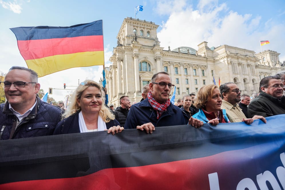 AfD-Politiker Kristin Brinker, Tino Chrupalla, Beatrix von Storch: Unter dem Motto "Unser Land zuerst" marschierten sie durch Berlin.