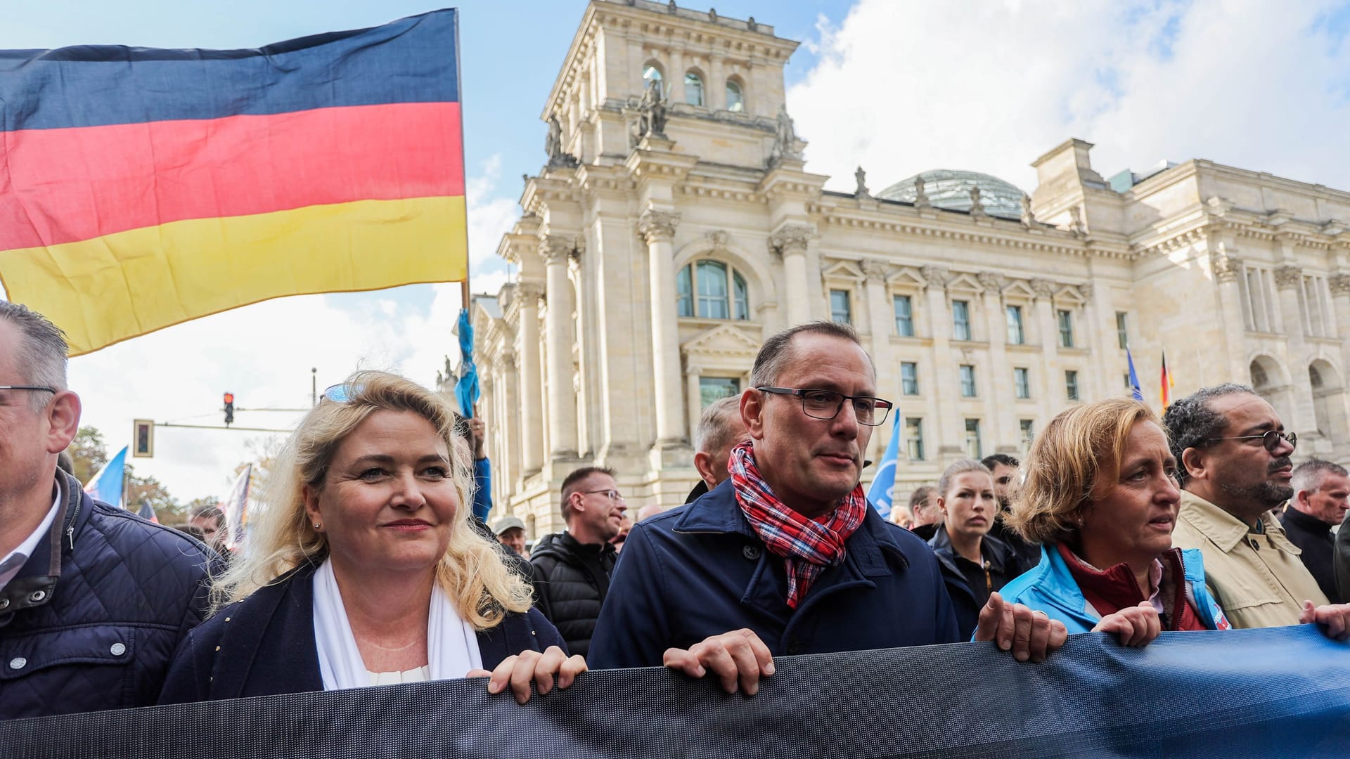 AfD-Politiker Kristin Brinker, Tino Chrupalla, Beatrix von Storch: Unter dem Motto "Unser Land zuerst" marschierten sie durch Berlin.