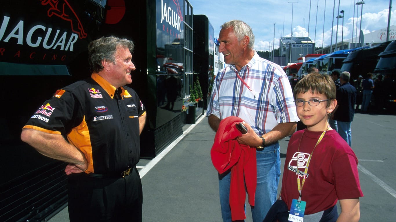 2002: Dietrich Mateschitz mit seinem Sohn bei einem Formel-1-Rennen.