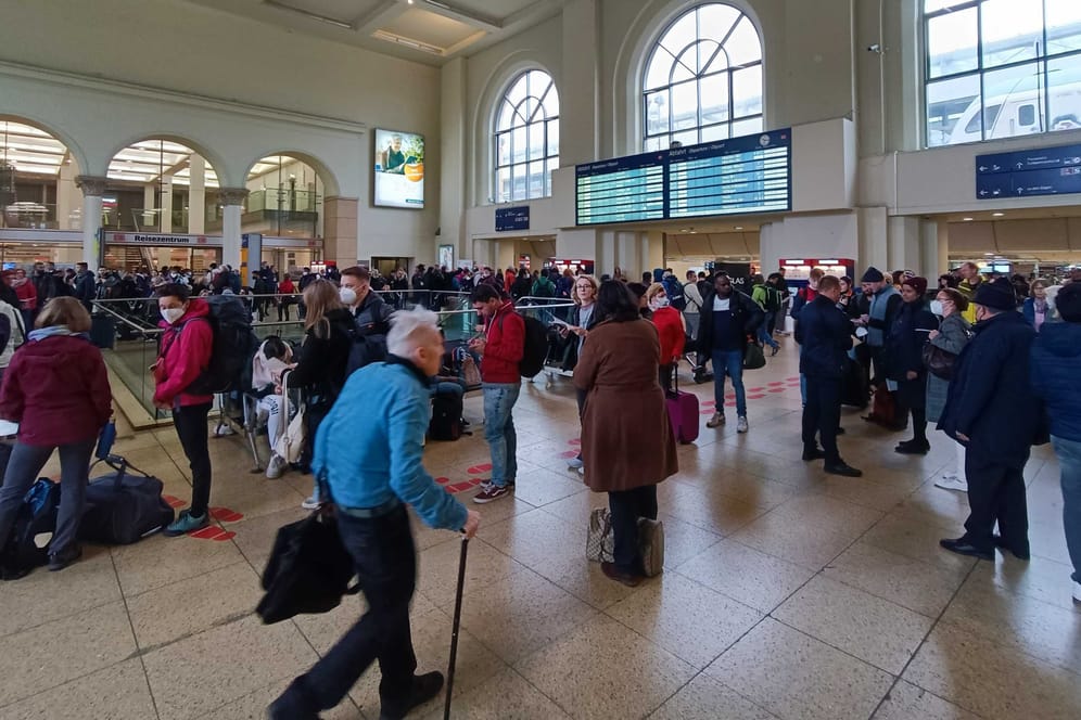 Reisende am Hauptbahnhof Hannover: Wie lange die Störung dauert, ist derzeit unklar.