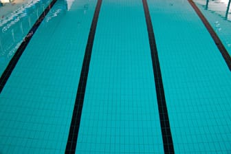 Schwimmbecken in einem Hallenbad (Symbolbild): In Erding soll das Wasser trotz Energiekrise wieder wärmer werden.
