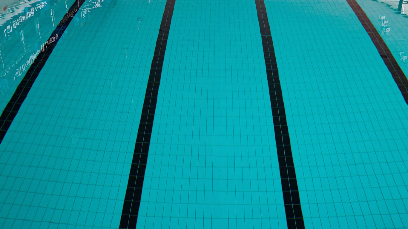 Schwimmbecken in einem Hallenbad (Symbolbild): In Erding soll das Wasser trotz Energiekrise wieder wärmer werden.