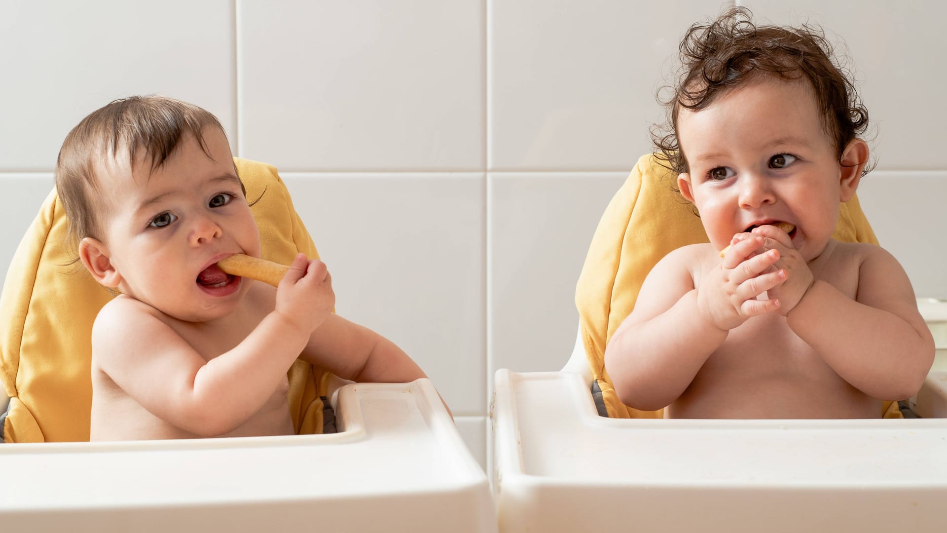 Zwillingsjungen essen ein Stück Brot: Gerade für Kinder ist eine ausgewogene Ernährung wichtig, doch die ist auch in Industrieländern nicht garantiert.