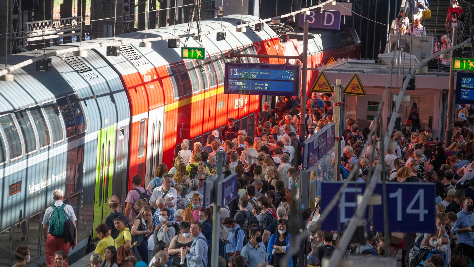 Menschen stehen dicht gedrängt auf einem Bahnsteig (Symbolbild): Bund und Länder beraten derzeit über ein bundesweites Nahverkehrsticket. Menschen stehen dicht gedrängt auf einem Bahnsteig (Symbolbild): Bund und Länder beraten derzeit über ein bundesweites Nahverkehrsticket.