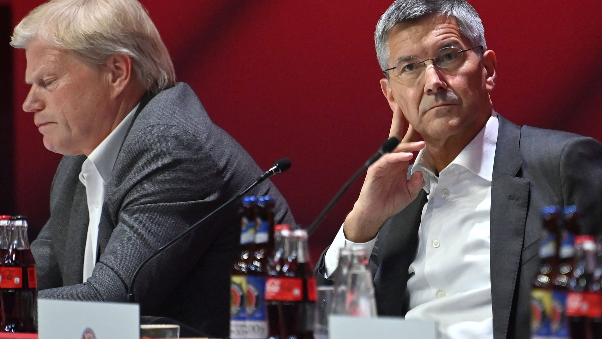 Oliver Kahn (l.) und Herbert Hainer: Die Bayern-Bosse haben gesagt, dass auch sie im vergangenen Jahr Fehler begangen haben, die damals zu einer turbulenten Mitgliederversammlung geführt haben.