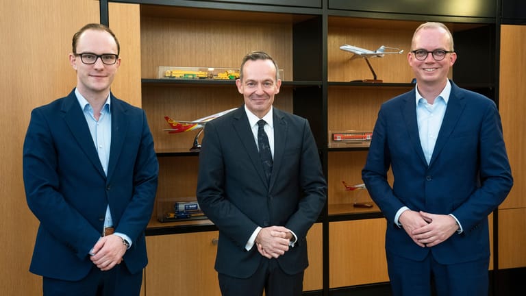 Interview im Verkehrsministerium: Volker Wissing (Mitte) mit den t-online Redakteuren Sven Böll (rechts) und Tim Kummert (links).