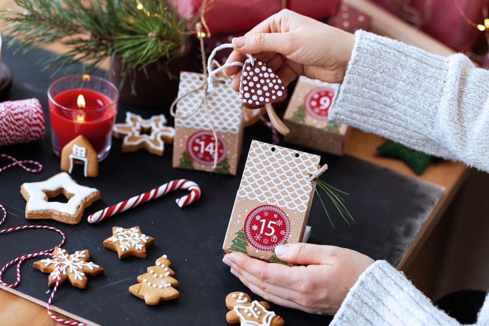 Schmuck, Tee, Kerzen oder Momente der Achtsamkeit: Das sind die besten Adventskalender für Frauen 2022.