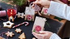 Schmuck, Tee, Kerzen oder Momente der Achtsamkeit: Das sind die besten Adventskalender für Frauen 2022.