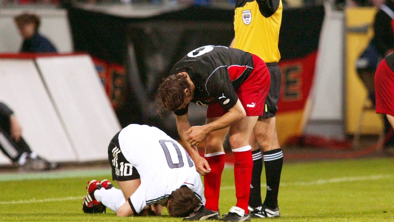 Wieder das Knie: Im Spiel gegen Österreich kracht Deisler im Mai 2002 mit Rolf Landerl zusammen und verletzt sich so schwer am Knie, dass er die 2002 verpasst.