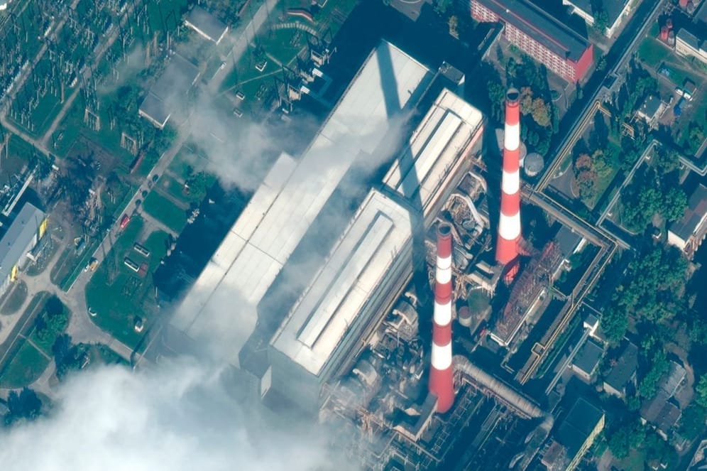 Die Luftaufnahme zeigt Schäden an einem Kraftwerk in Kiew.