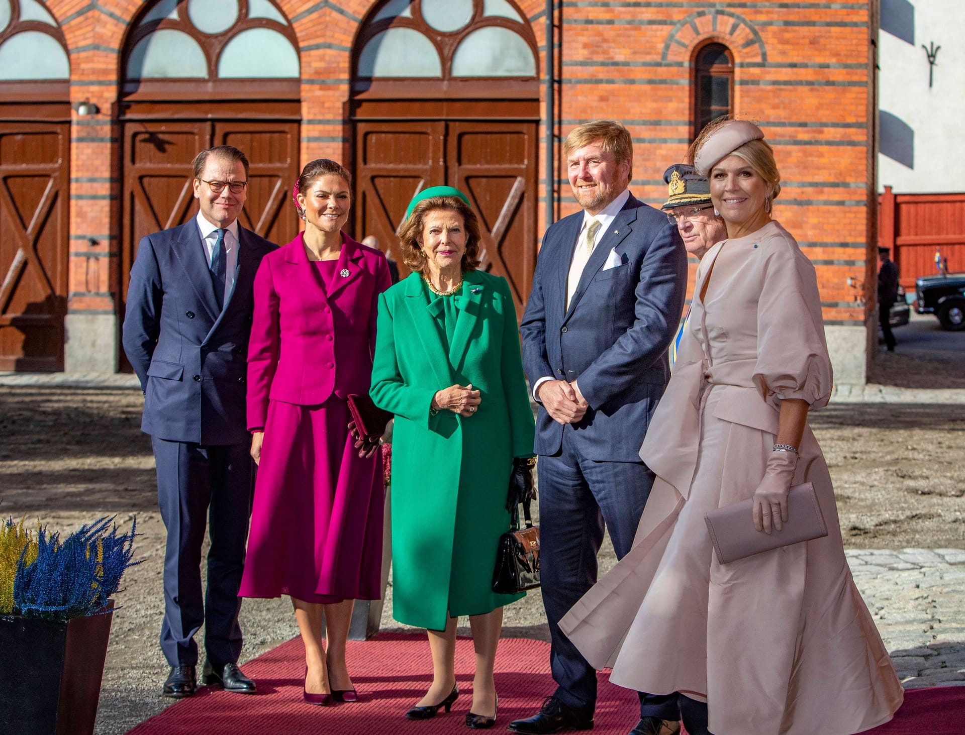 Vor dem königlichen Stall in Stockholm zeigten sich die Royals aus Schweden noch einmal gemeinsam mit dem Besuch aus den Niederlanden.
