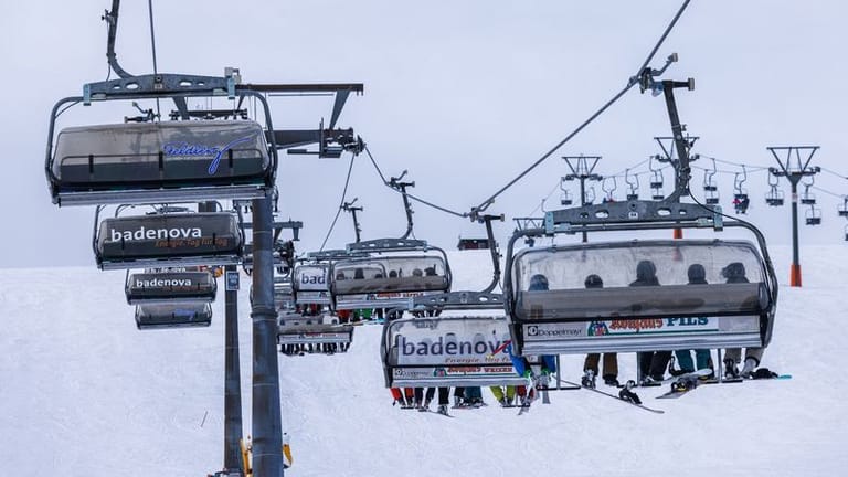 Wintersportler sitzen in Sessellift-Gondeln: Die Preise für die Liftkarten steigen um teils zehn Prozent.