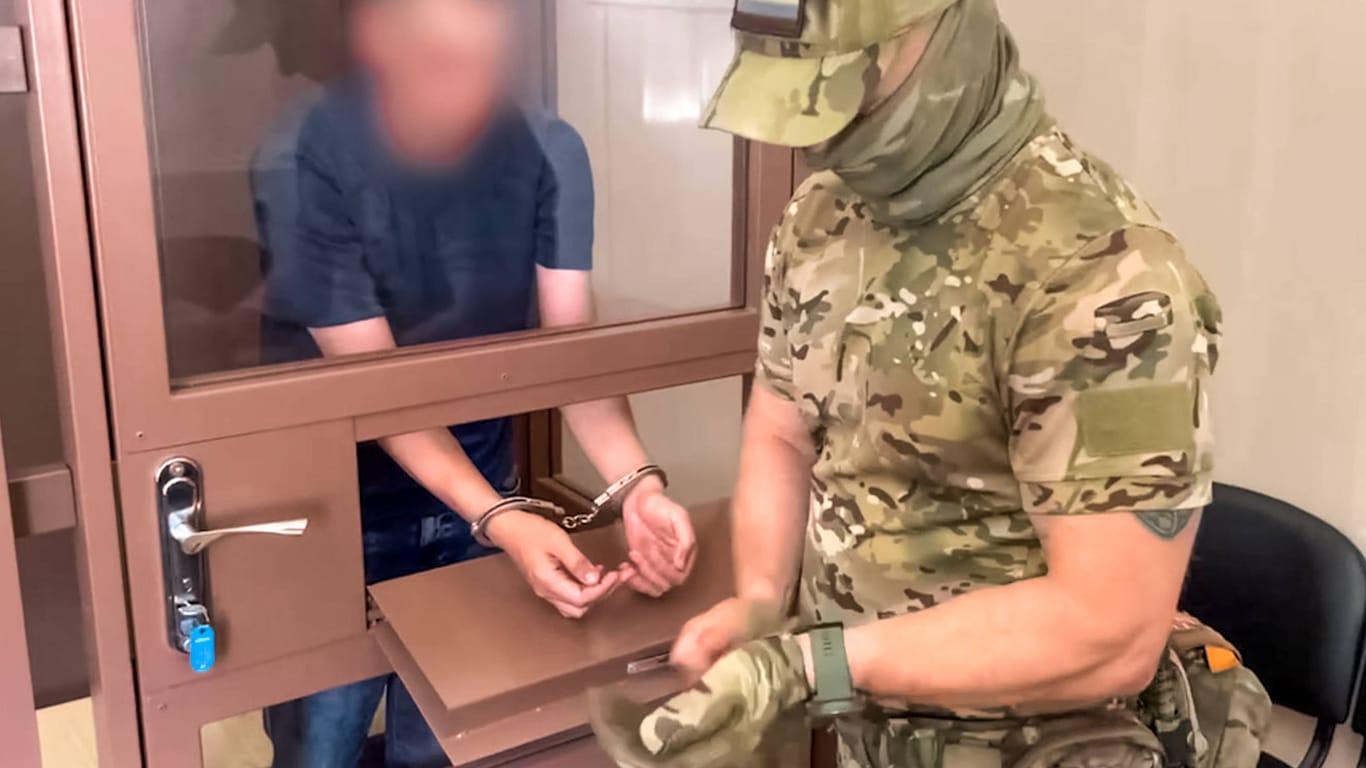 Russischer Beamte mit Verurteiltem (Symbolbild): Bürgerrechtlerinnen und -rechtler informierten zuerst über die Abwerbungsversuche im Gebiet Nischni Nowgorod.