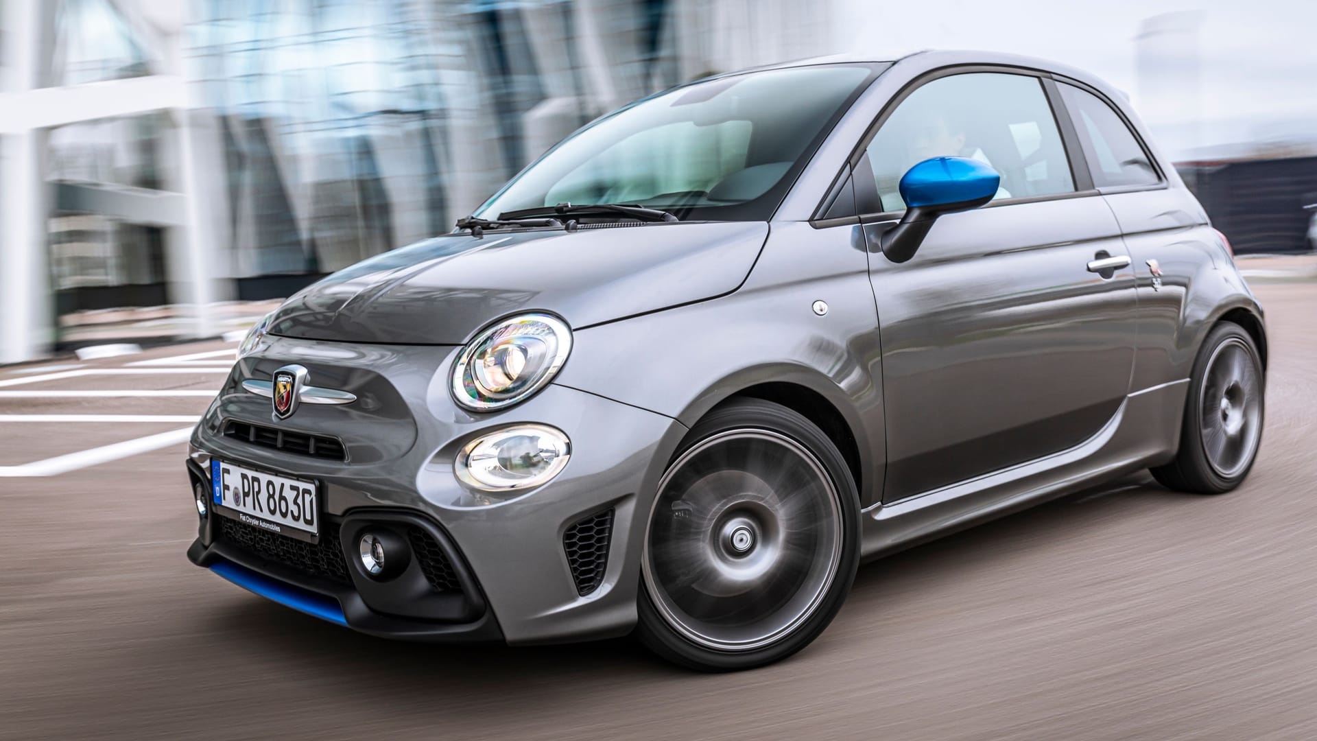 Klein und gemein: Beim Abarth F595 wird der Spaßfaktor groß geschrieben. Ganz taufrisch ist er allerdings nicht mehr.