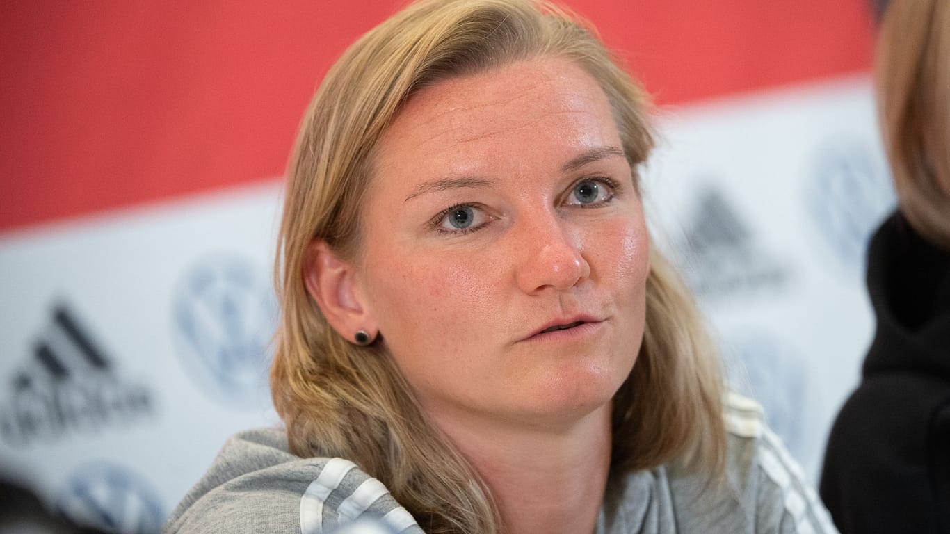 Alexandra Popp: Die DFB-Kapitänin zeigte sich geschockt vom Missbrauchsskandal in den USA.