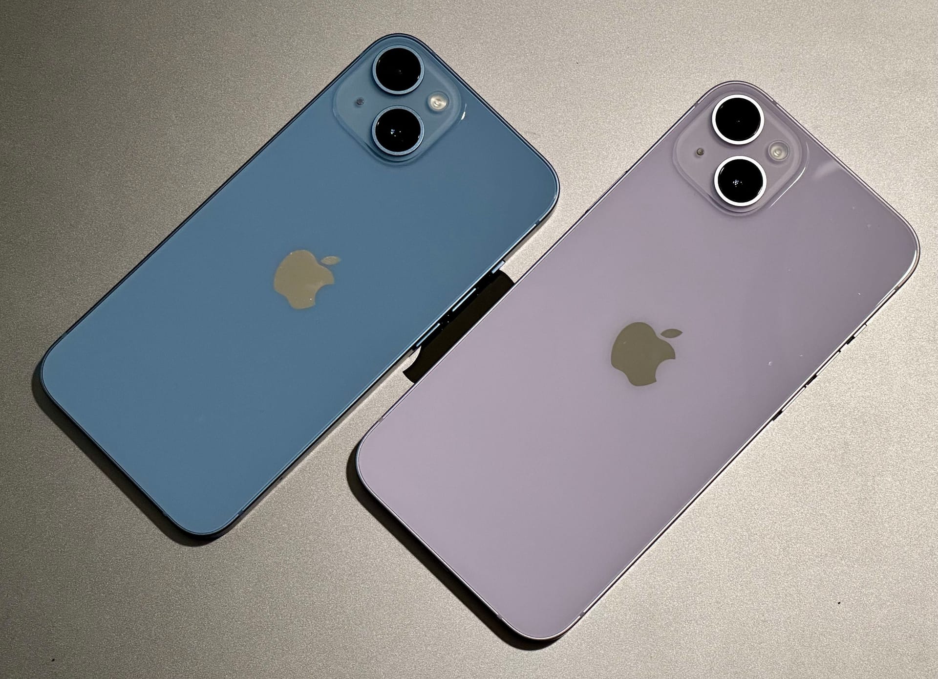 Das iPhone 14 im neuen Blau und das iPhone 14 Plus im neuen Violett. Die Farben lassen sich nur schlecht wiedergeben.
