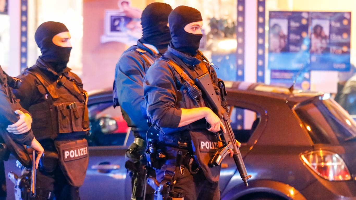 Schwer bewaffnete Einsatzkräfte auf der Straße: Am Tatort fand die Polizei eine Schusswaffe.