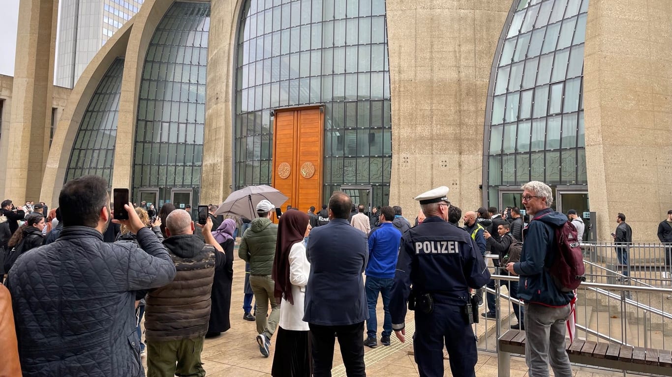 Muezzin-Ruf in Köln: Beim zweiten öffentlichen Ausruf des Freitagsgebets blieben die Gegendemonstrationen aus.