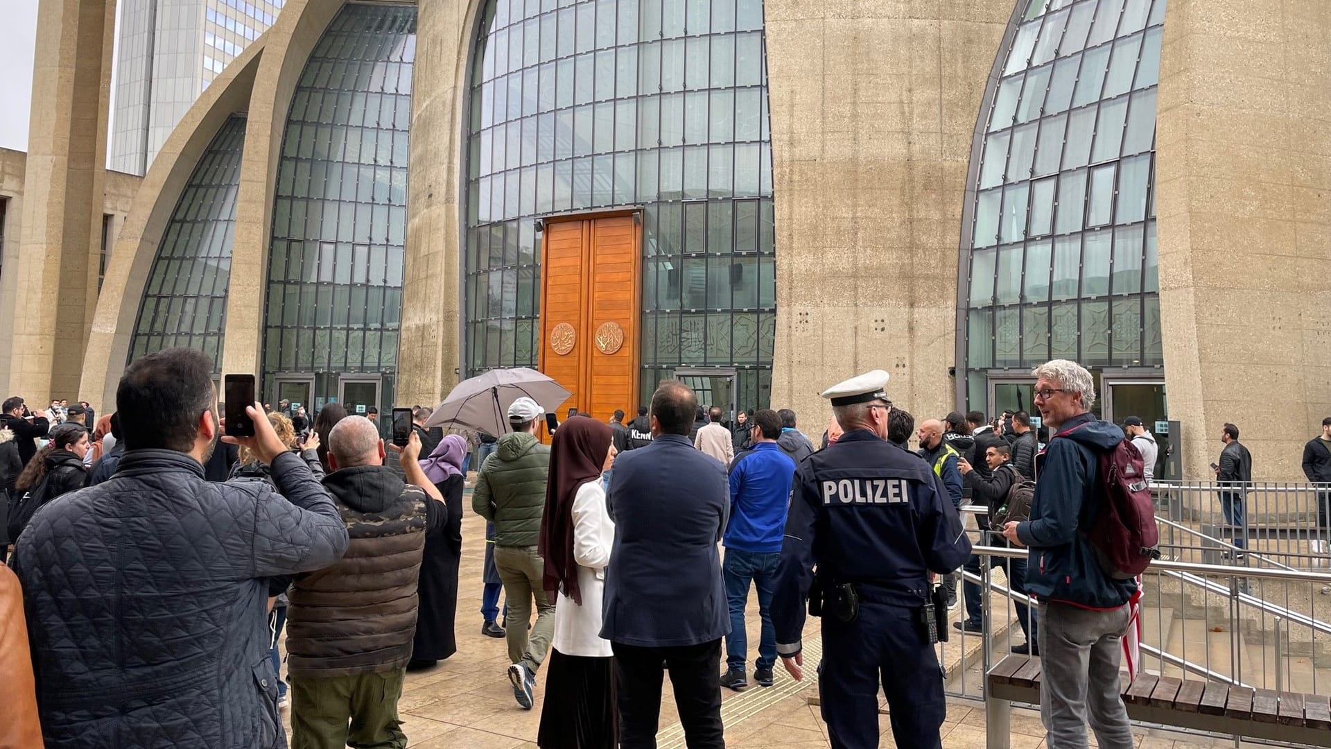 Muezzin-Ruf in Köln: Beim zweiten öffentlichen Ausruf des Freitagsgebets blieben die Gegendemonstrationen aus.