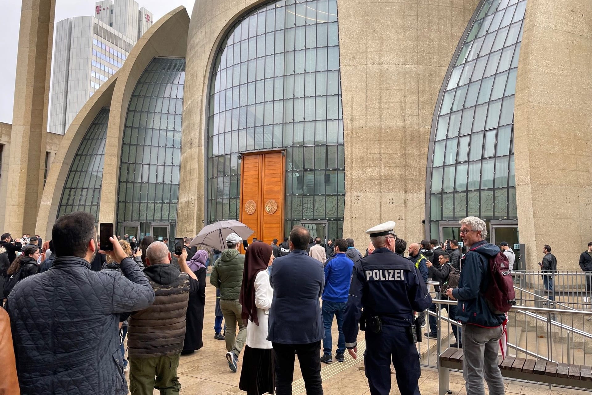 Muezzin-Ruf in Köln: Beim zweiten öffentlichen Ausruf des Freitagsgebets blieben die Gegendemonstrationen aus.