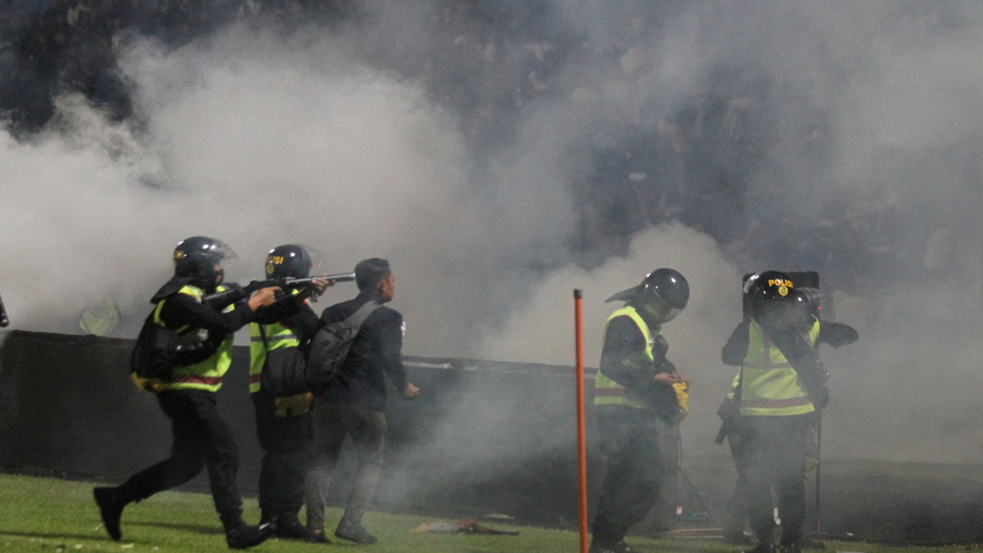 Die Polizisten feuerten Tränengas in Richtung der Tribünen.