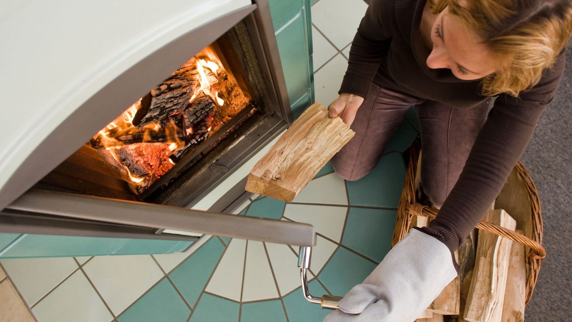 Fachmännische Überprüfung: Eine Feuerstätte darf nur betrieben werden, wenn nach der Installation der Bezirksschornsteinfeger die Anlage abgenommen hat.